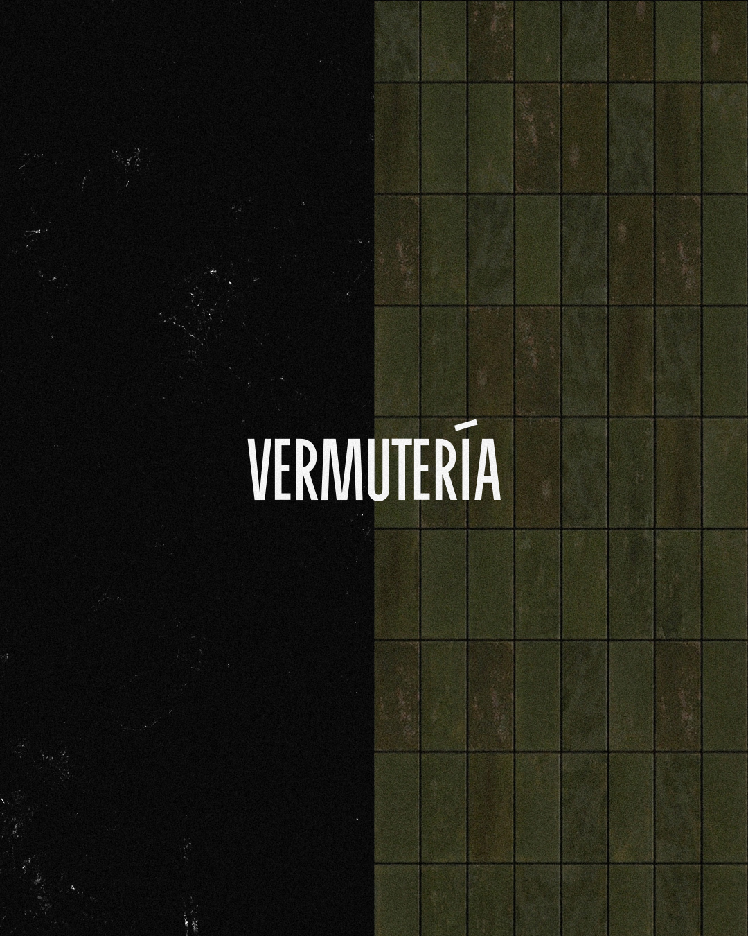 Composición de La Novena con plato de encurtidos, posavasos y cartel de inauguración.